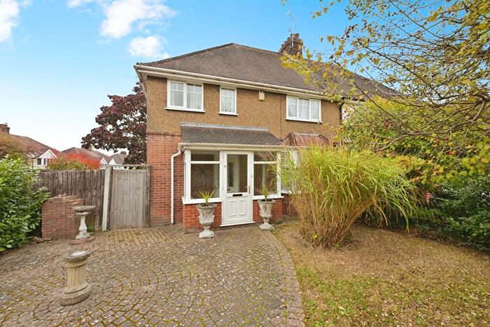 4 Bedroom Semi-Detached House For Sale In High Road, Broxbourne, EN10