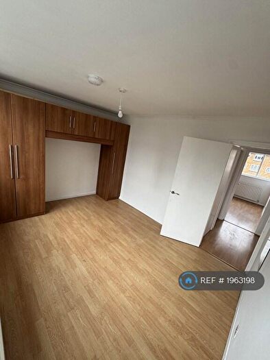 2 Bedroom Flat To Rent In Belmont Court, London, N20