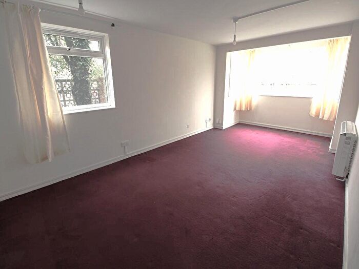 2 Bedroom Flat To Rent In Grovebury Court, N14