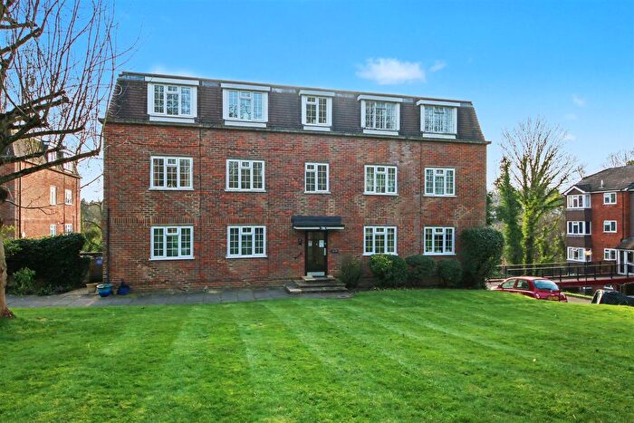 2 Bedroom Flat To Rent In Craigmount, Radlett, WD7