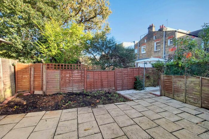 3 Bedroom Flat To Rent In Penwith Road, Earlsfield, London, SW18