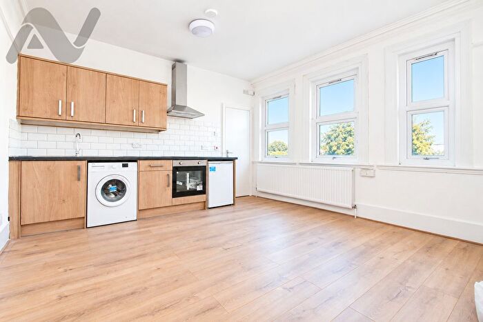 Studio To Rent In Woodlands Park Road, London, N15