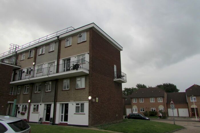 2 Bedroom Maisonette To Rent In Victor Walk, Hornchurch, RM12