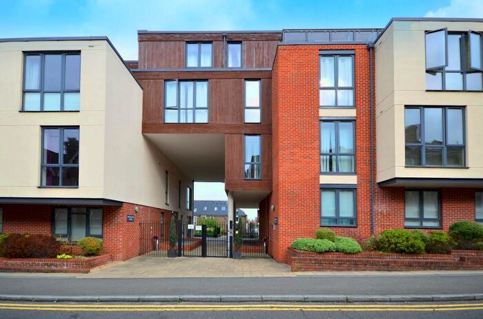 3 Bedroom Flat To Rent In Martyr Road, Guildford, GU1