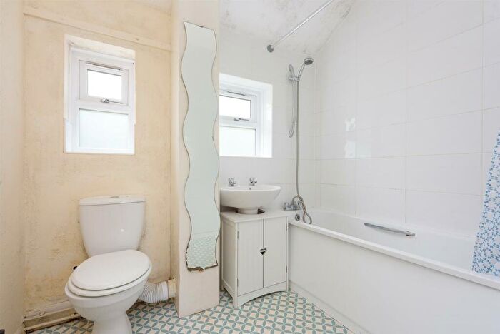 3 Bedroom Semi-Detached House For Sale In Whites Lane, Sheffield, S2