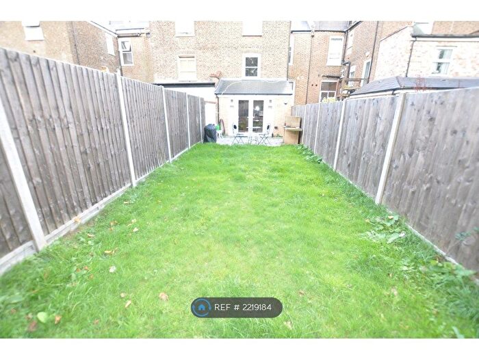 2 Bedroom Flat To Rent In Fortis Green, London, N2