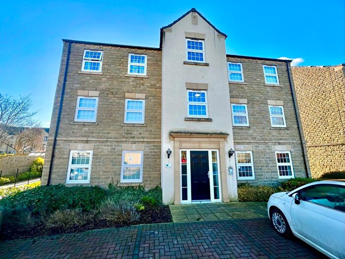 2 Bedroom Flat To Rent In Canal Close, Bradford, West Yorkshire, BD10