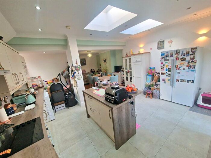 3 Bedroom End Of Terrace House For Sale In Brunswick Park Road, New Southgate, N11