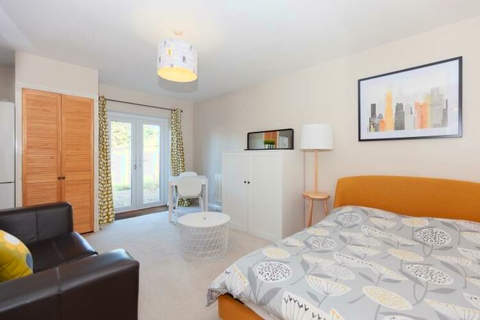 Apartment To Rent In Park Avenue, Kidlington, OX5