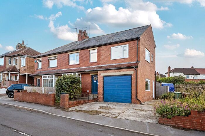 4 Bedroom Semi-detached House For Sale In Merton Gardens, Farsley, Pudsey, West Yorkshire, LS28