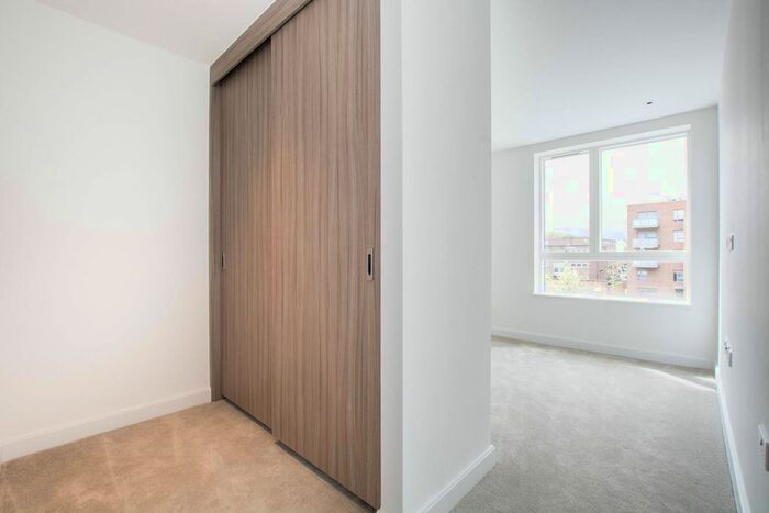 2 Bedroom Flat To Rent In High Street, Hornsey, London, N8