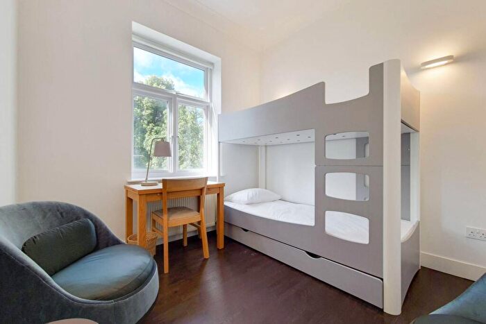 2 Bedroom Flat To Rent In East Heath Road, Hampstead, London, NW3