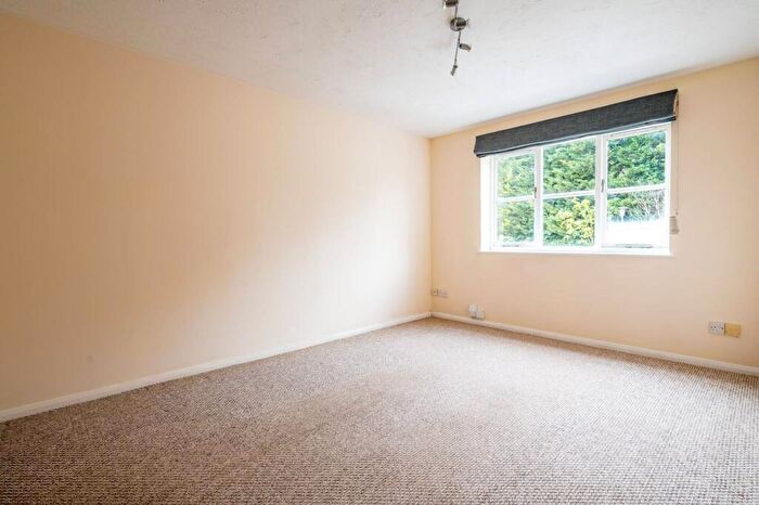 1 Bedroom Flat To Rent In White Rose Lane, Woking, GU22