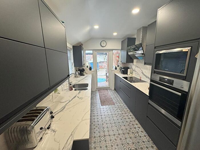 3 Bedroom Terraced House For Sale In Rockingham Road, Kettering, Northamptonshire, NN16