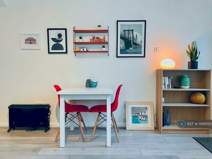 Studio To Rent In The Loning, London, NW9