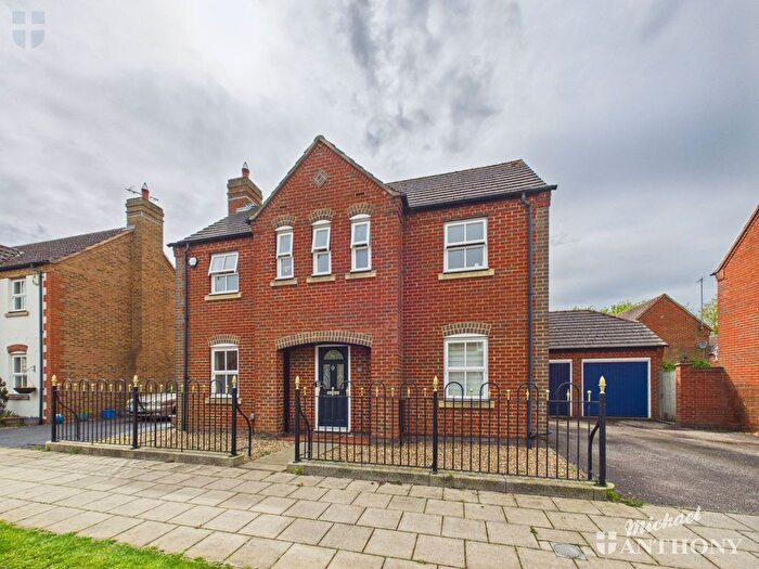 3 Bedroom Detached House For Sale In Prestwold Way, Aylesbury, HP19