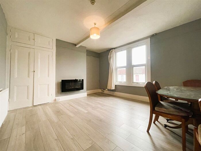 3 Bedroom Flat To Rent In Bed, Duncan Road, Gillingham, ME7