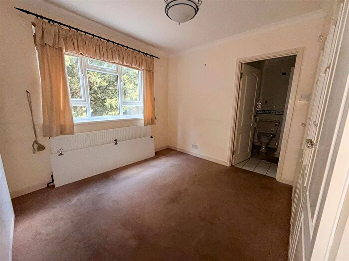 2 Bedroom Flat For Sale In Abbotts Road, New Barnet, Barnet, EN5