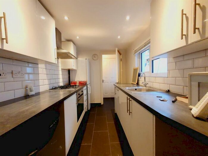 2 Bedroom Flat To Rent In Askew Road, London, W12