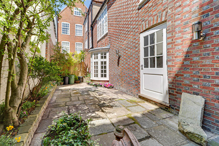 3 Bedroom Cottage For Sale In High Street, Old Portsmouth, PO1