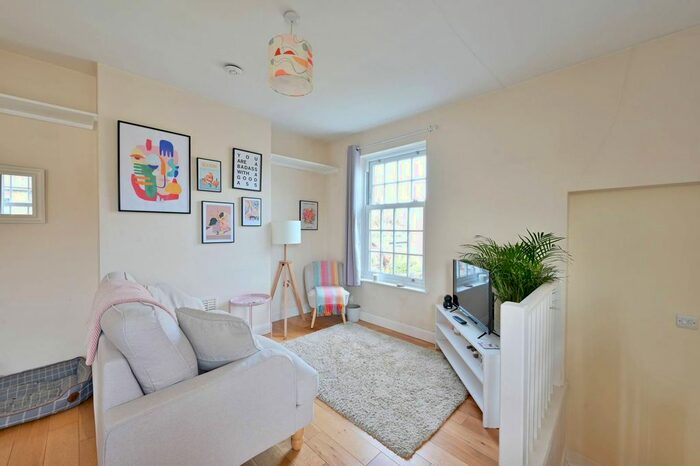 1 Bedroom Flat To Rent In Russell Road, Wimbledon, London, SW19