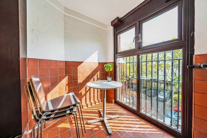 3 Bedroom Flat To Rent In New Park Rd, Brixton, London, SW2