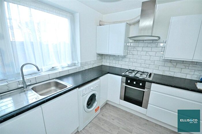 2 Bedroom Apartment To Rent In Stanhope Road, North Finchley, N12