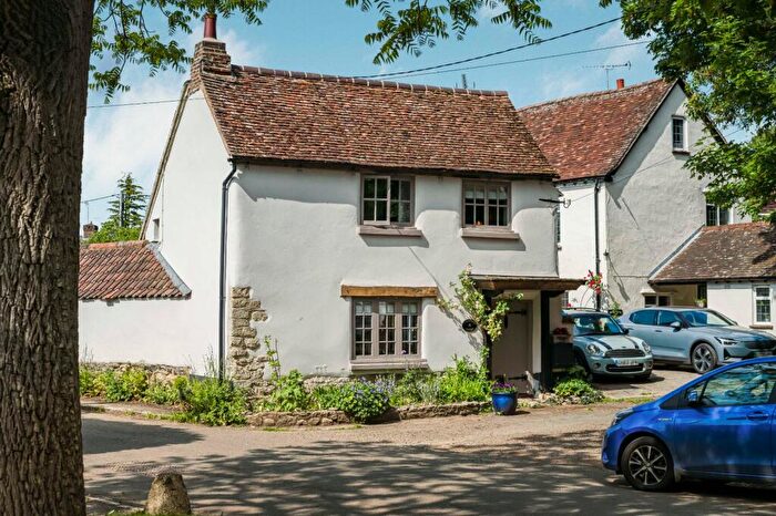 2 Bedroom Detached House For Sale In Gibson Lane, Haddenham, Aylesbury, Buckinghamshire, HP17