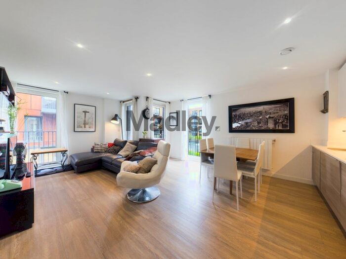 3 Bedroom Flat To Rent In Baroque Gardens, London, SE16