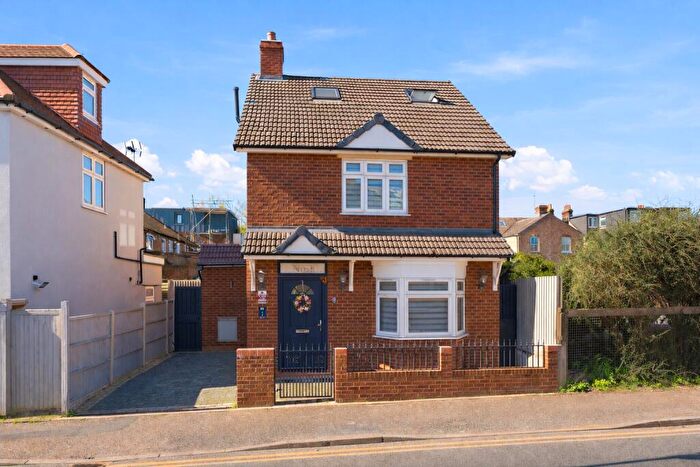 4 Bedroom Detached House For Sale In Woodstock Road South, St. Albans, Hertfordshire, AL1