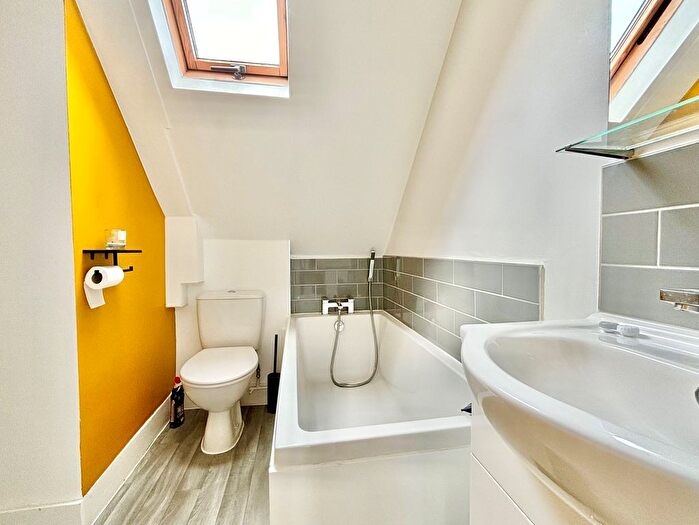 2 Bedroom Flat For Sale In Chepbourne Road, Bexhill-On-Sea, TN40