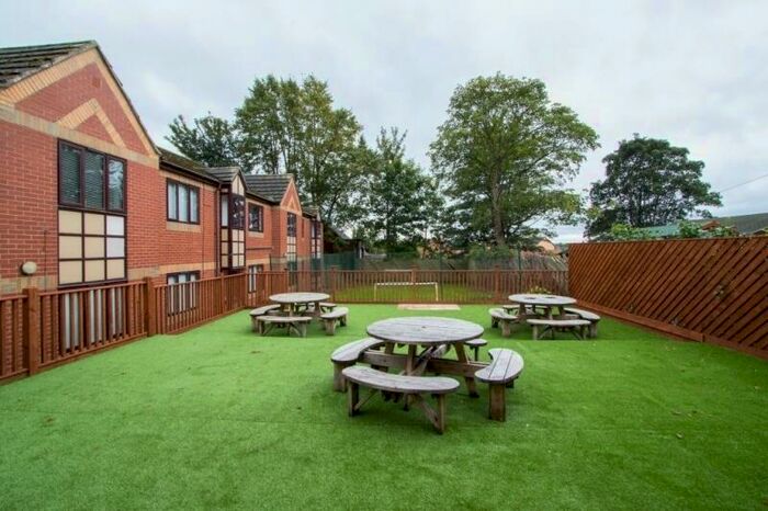 3 Bedroom Flat To Rent In Victoria Court Mews, Hyde Park, Leeds, LS6