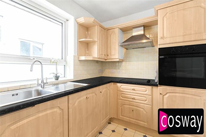 2 Bedroom Flat For Sale In Holders Hill Road, Mill Hill, NW7
