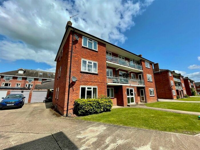 2 Bedroom Apartment To Rent In Wentworth Court, Stroud Green, Newbury, RG14