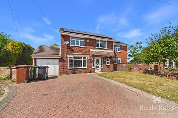 4 Bedroom Detached House To Rent In Daffil Avenue, Churwell, Morley, Leeds, LS27