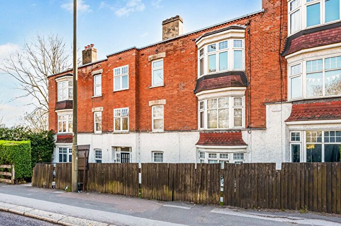 2 Bedroom Flat For Sale In Hillside Mansions, Barnet Hill, High Barnet, Herts, EN5