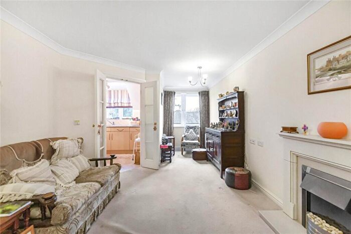 2 Bedroom Apartment For Sale In Argent Court, Barnet, EN5