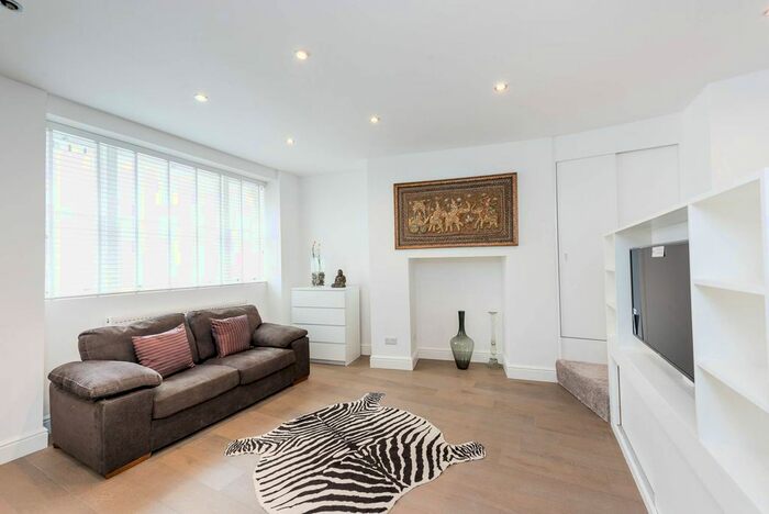 Studio To Rent In Emperors Gate, South Kensington, London, SW7