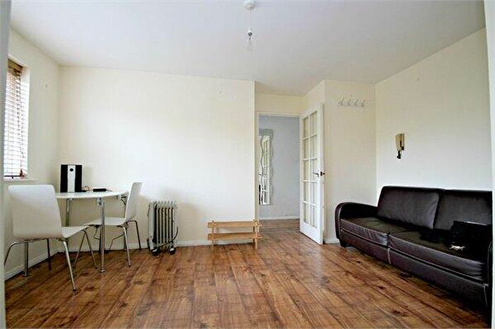 Flat To Rent In Cornmow Drive, Dollis Hill, NW10