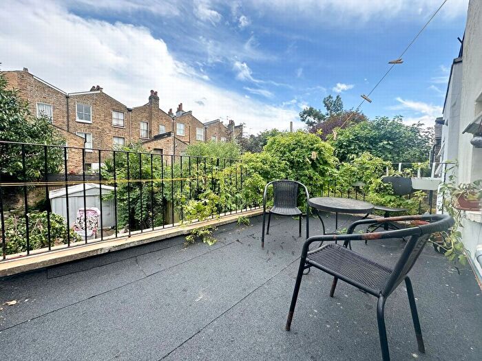 2 Bedroom Flat To Rent In Shakespeare Walk, Stoke Newington, N16