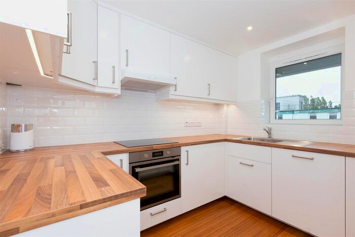 3 Bedroom Flat To Rent In Roman Road, London, E2