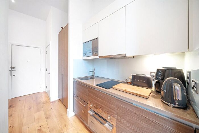 Studio To Rent In Clapham Road, London, SW9