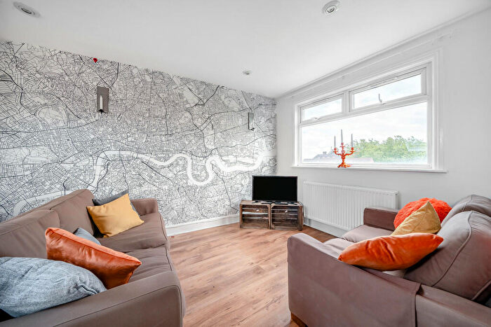 2 Bedroom Flat For Sale In Fairbridge Road, N19