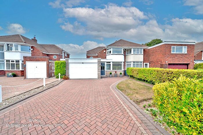 3 Bedroom Semi-Detached House For Sale In The Leasow, Walsall, WS9