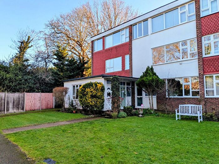 1 Bedroom Maisonette For Sale In Rose View, Hollies Court, Addlestone, Surrey, KT15