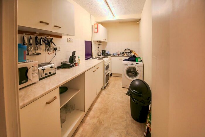 1 Bedroom Flat To Rent In Back Brudenell Mount, Hyde Park, Leeds, LS6
