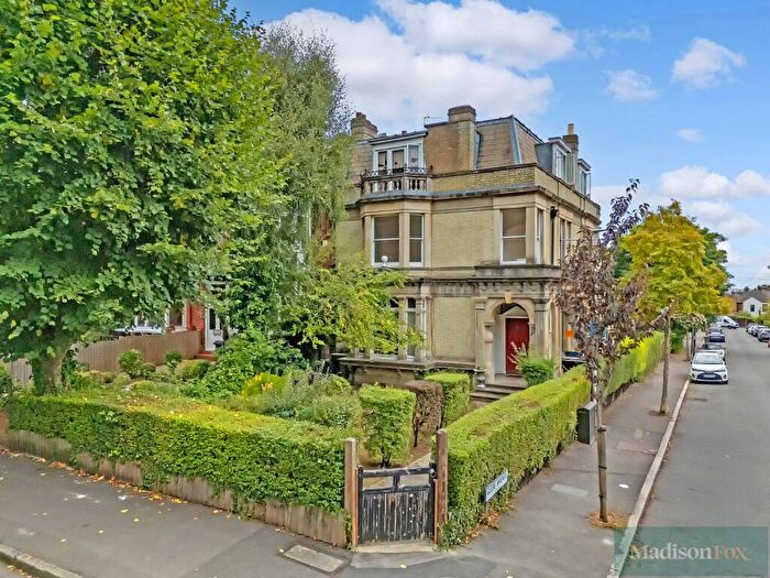 3 Bedroom Apartment For Sale In Broomhill Road, Woodford Green, IG8