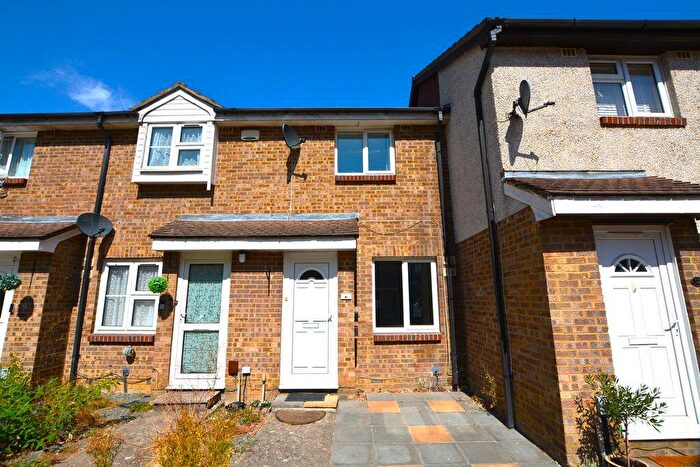 2 Bedroom Terraced House To Rent In Frogmore Close, Slough, SL1