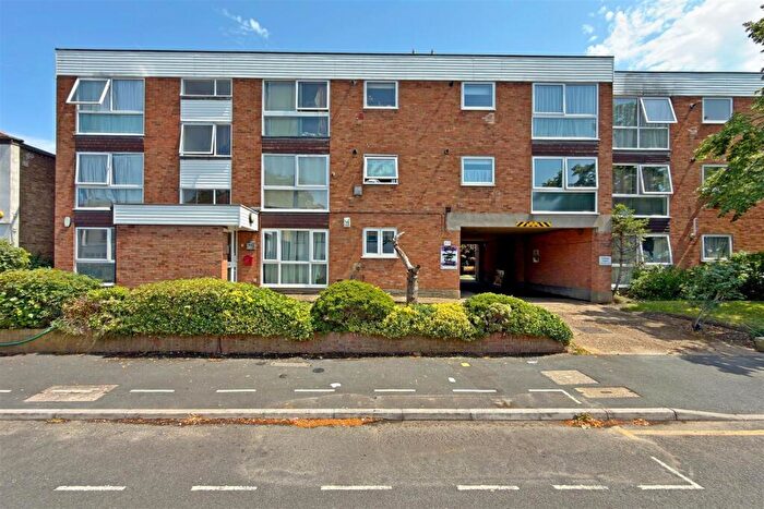 2 Bedroom Flat For Sale In Princes Road, Romford, RM1