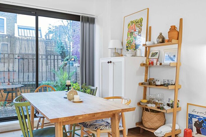 2 Bedroom Flat For Sale In Coleman Fields, Islington, London, N1